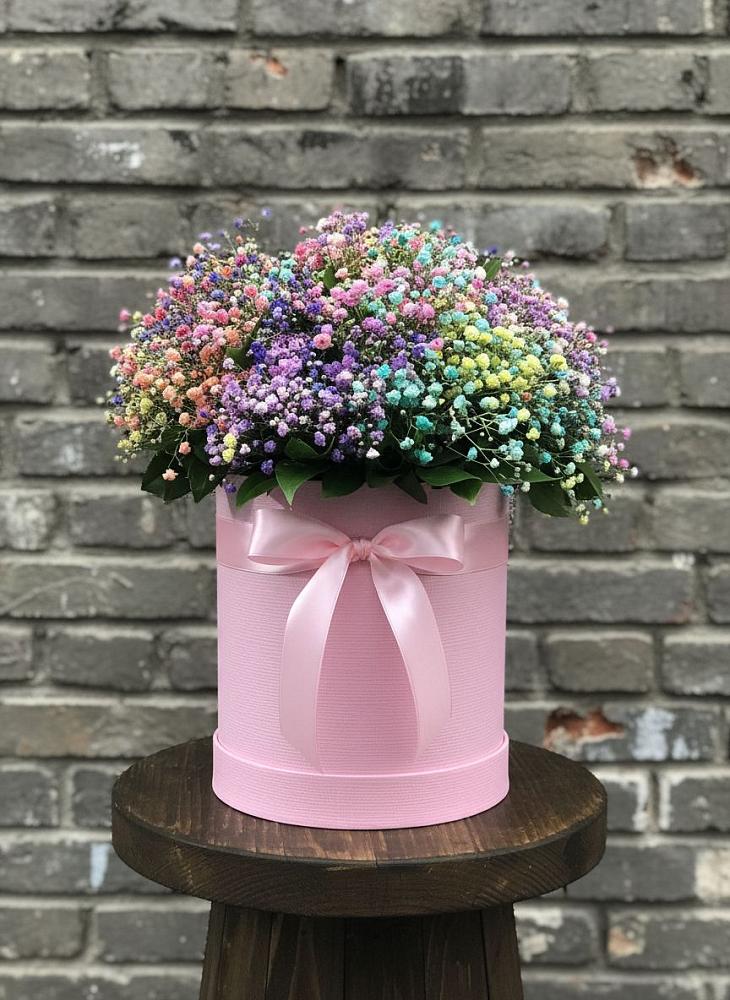 Цветочная композиция из Гипсофила и Розы в шляпной коробке в Новосергиевской