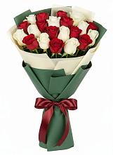 Букет Микс из красных и белых роз в Новосергиевской