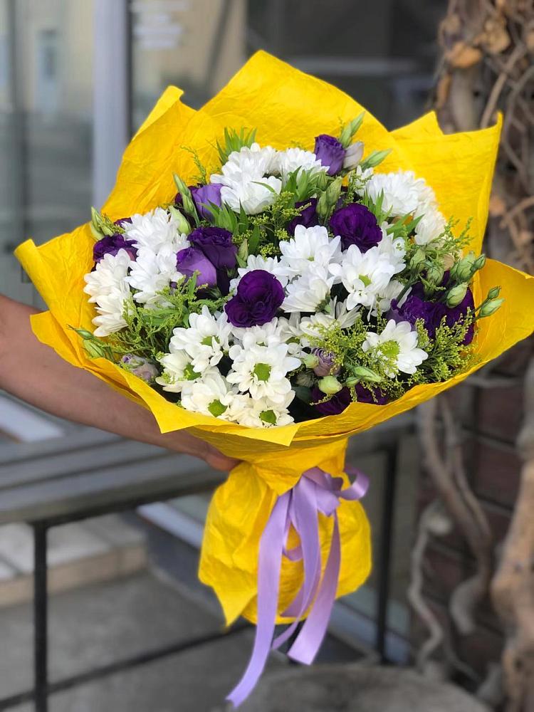 Букет цветов из: Ирисы, Хризантемы и Ромашки в Новосергиевской