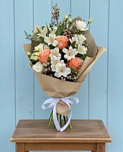 Букет цветов из:  Альстромерии, Лизиантусы, Розы и Хризантемы в Новосергиевской