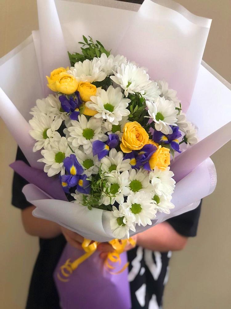 Букет цветов из: Ирисы, Хризантемы и Розы в Новосергиевской