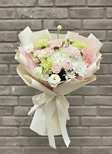 Букет цветов из:  Гвоздики, Розы, Лизиантусы и Хризантемы в Новосергиевской