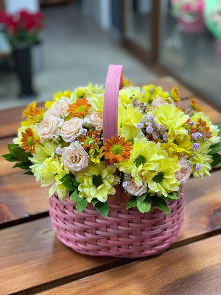 Цветочная композиция из Хризантемы и Розы в корзине в Новосергиевской