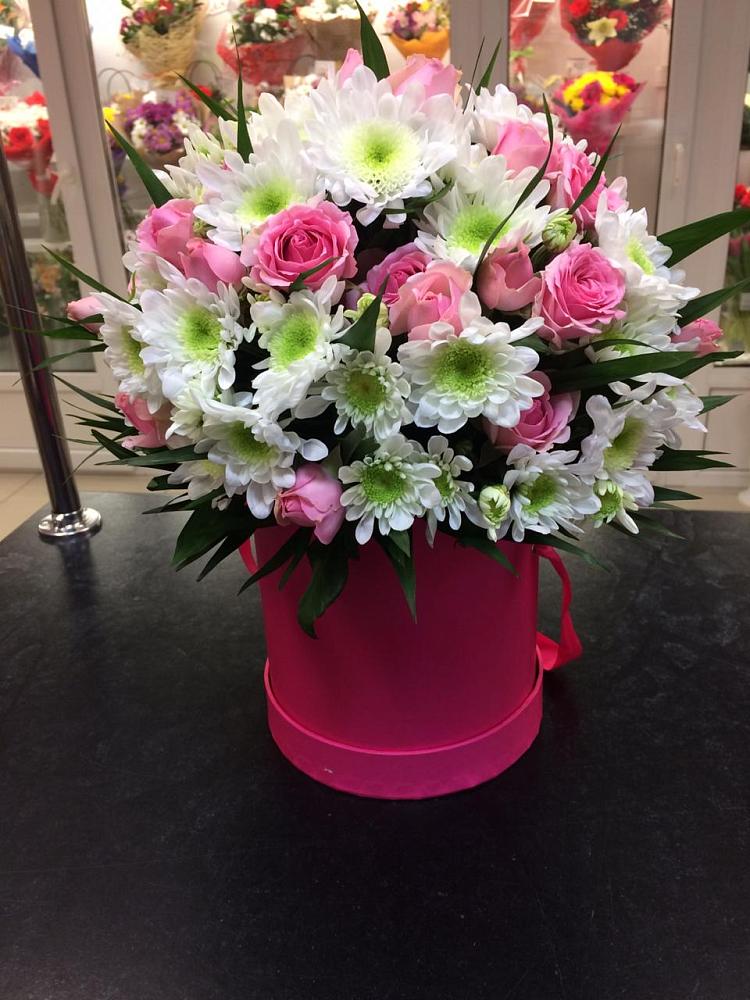 Цветочная композиция из Розы и Хризантемы в шляпной коробке в Новосергиевской