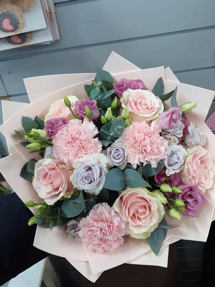 Букет цветов из: Розы, Гвоздики и Лизиантусы в Новосергиевской