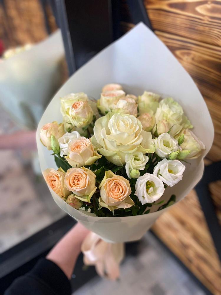 Букет цветов из: Розы и Лизиантусы в Новосергиевской